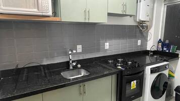 Geladeira, micro-ondas, fogão, cooktop