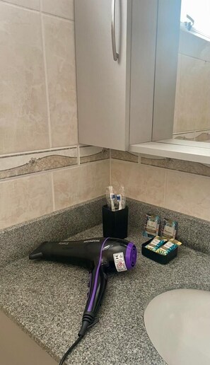 Secadora de cabello, toallas, jabón, shampoo 