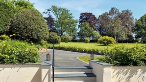 A staircase leading to a building with a view of a landscaped garden and a clear sky. - Beech Cottage - UK49211 (near Okehampton)