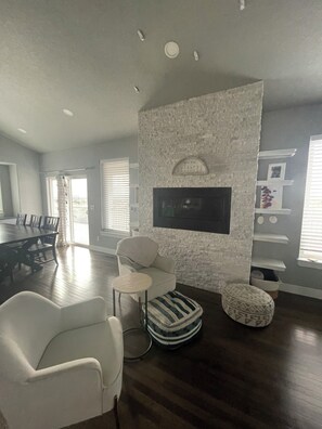 Smart TV, fireplace, books, stereo - Charming 3-bedroom house in Cheyenne with WiFi, AC. Breathtaking views/sunsets! (Cheyenne)