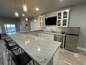 Fridge, microwave, oven, stovetop - Charming 3-bedroom house in Cheyenne with WiFi, AC. Breathtaking views/sunsets! (Cheyenne)