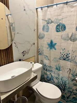 Shower, towels, soap, toilet paper - Mi Casita del Bosque - El Higo Ideal lodging to disconnect. (Cochea)