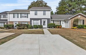 Exterior - Day Dreamer Minutes to Stadium With Fire pit and Parking (Tuscaloosa)