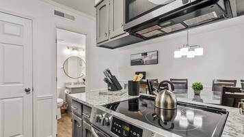 Nhà, 2 phòng ngủ, sân hiên, quang cảnh vườn | Nội thất