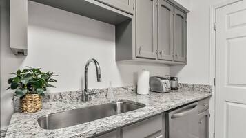 House, 2 Bedrooms, Patio, Garden View | Dapur peribadi