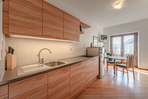 Kylskåp, mikrovågsugn, spishäll och kaffe- och tebryggare