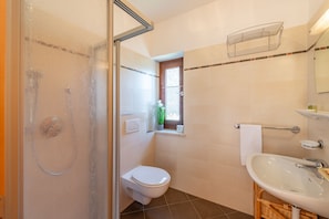 Douche, sèche-cheveux, serviettes fournies