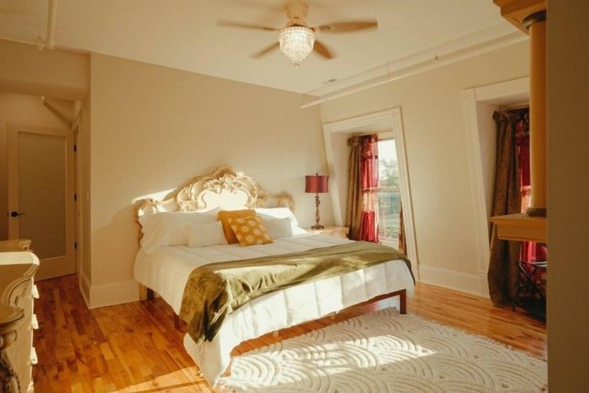 Luxury Suite, Garden View | Blackout drapes, iron/ironing board, WiFi (free), individually decorated