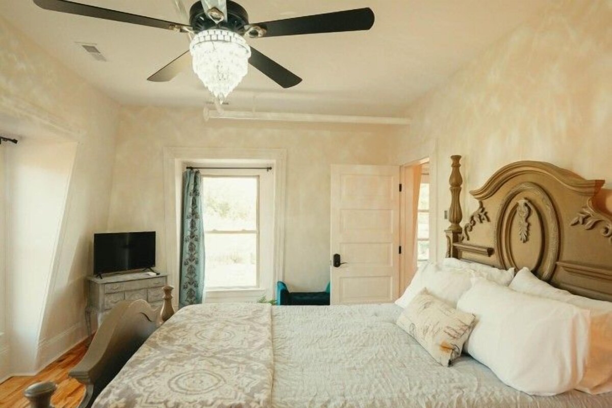 Luxury Room, 1 Queen Bed | Blackout drapes, iron/ironing board, WiFi (free), individually decorated