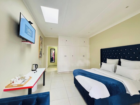 Deluxe Double Room | Laptop workspace, free WiFi - DJ Guest Lodge Norwood (Johannesburg)