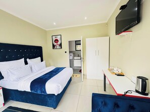 Espacio para trabajar con laptop y wifi gratis 