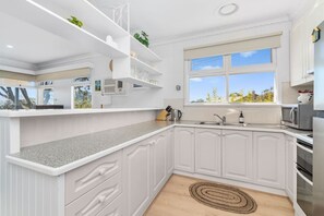 Microondas y mesa de comedor