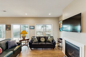 Een televisie, een open haard en boeken