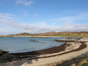 Beach nearby - Cuillin View Apartment (Arisaig)