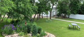 Spacious 4-bedroom house with WiFi and AC in the rural town of Mayerthorpe.