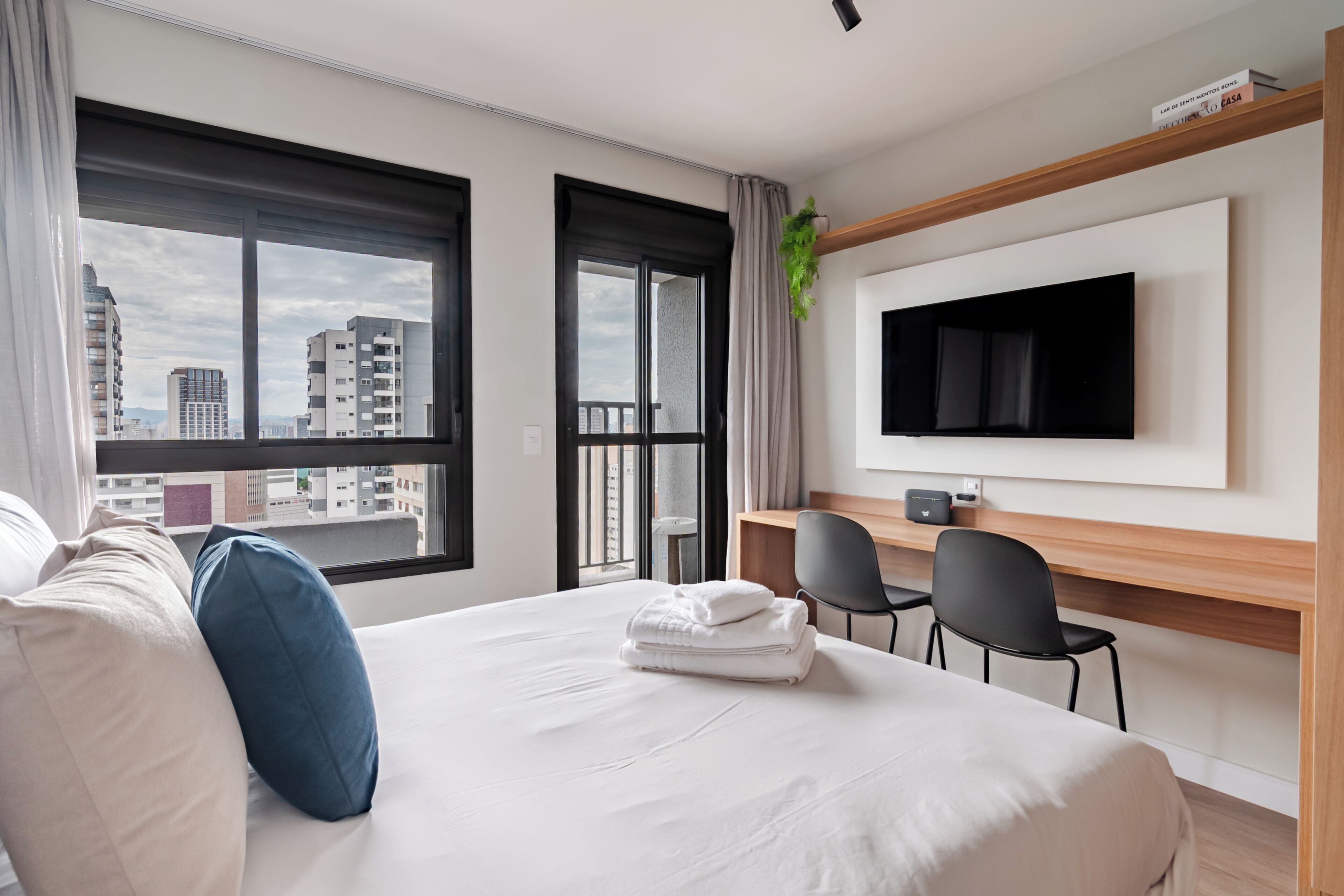 Classic Studio | Desk, laptop workspace, free WiFi