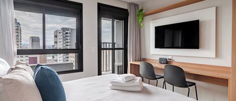 Estúdio clássico | Escrivaninha, espaço de trabalho para notebook, Wi-Fi de cortesia