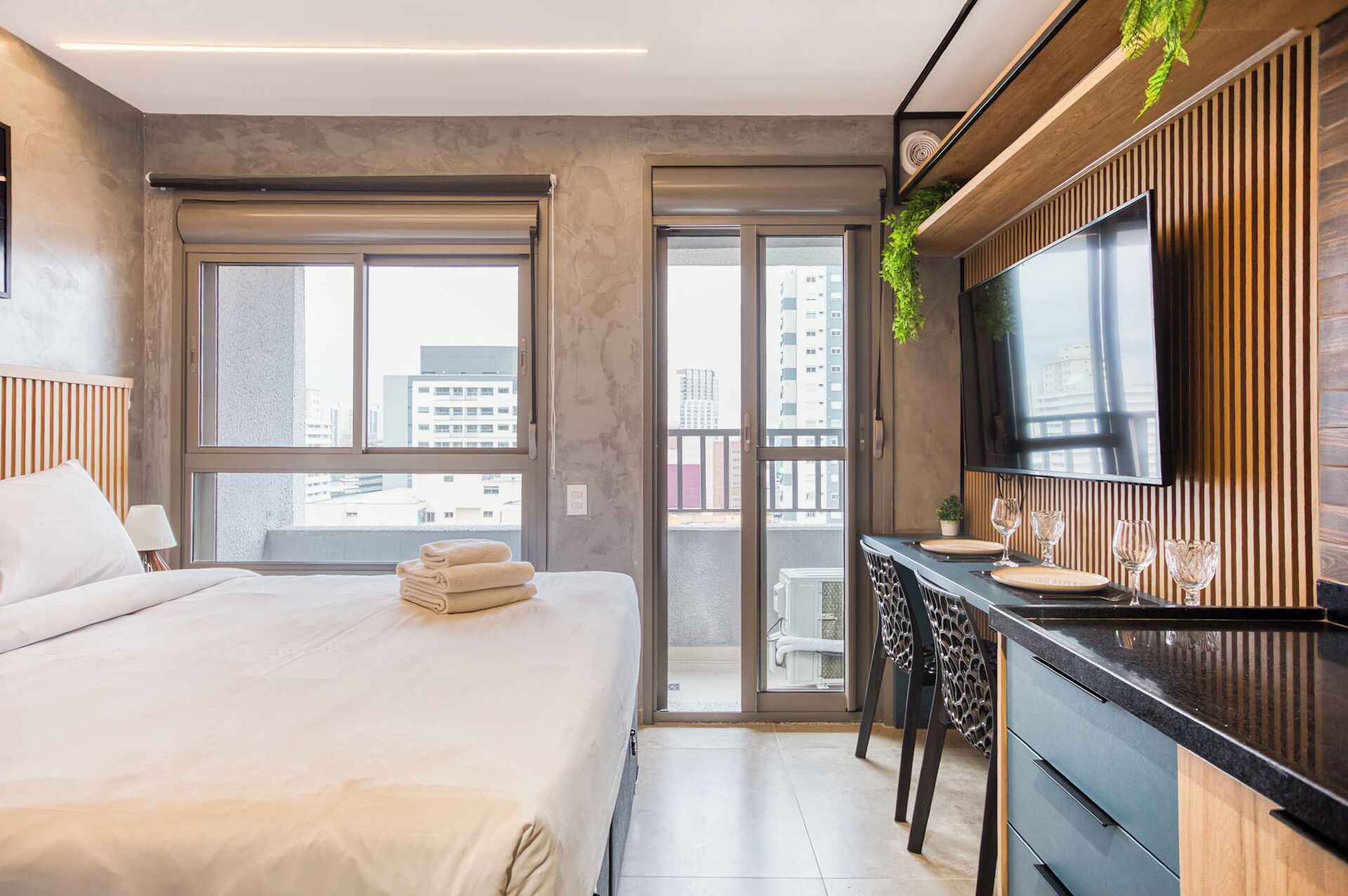 Standard Studio (618900) | Desk, laptop workspace, free WiFi