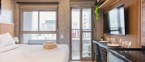 Standard Studio (618900) | Desk, laptop workspace, free WiFi