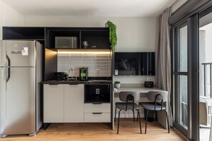 Studio – standard (571036) | Eget kjøkken | Kjøleskap, mikrobølgeovn, kokeplater og kjøkkenutstyr