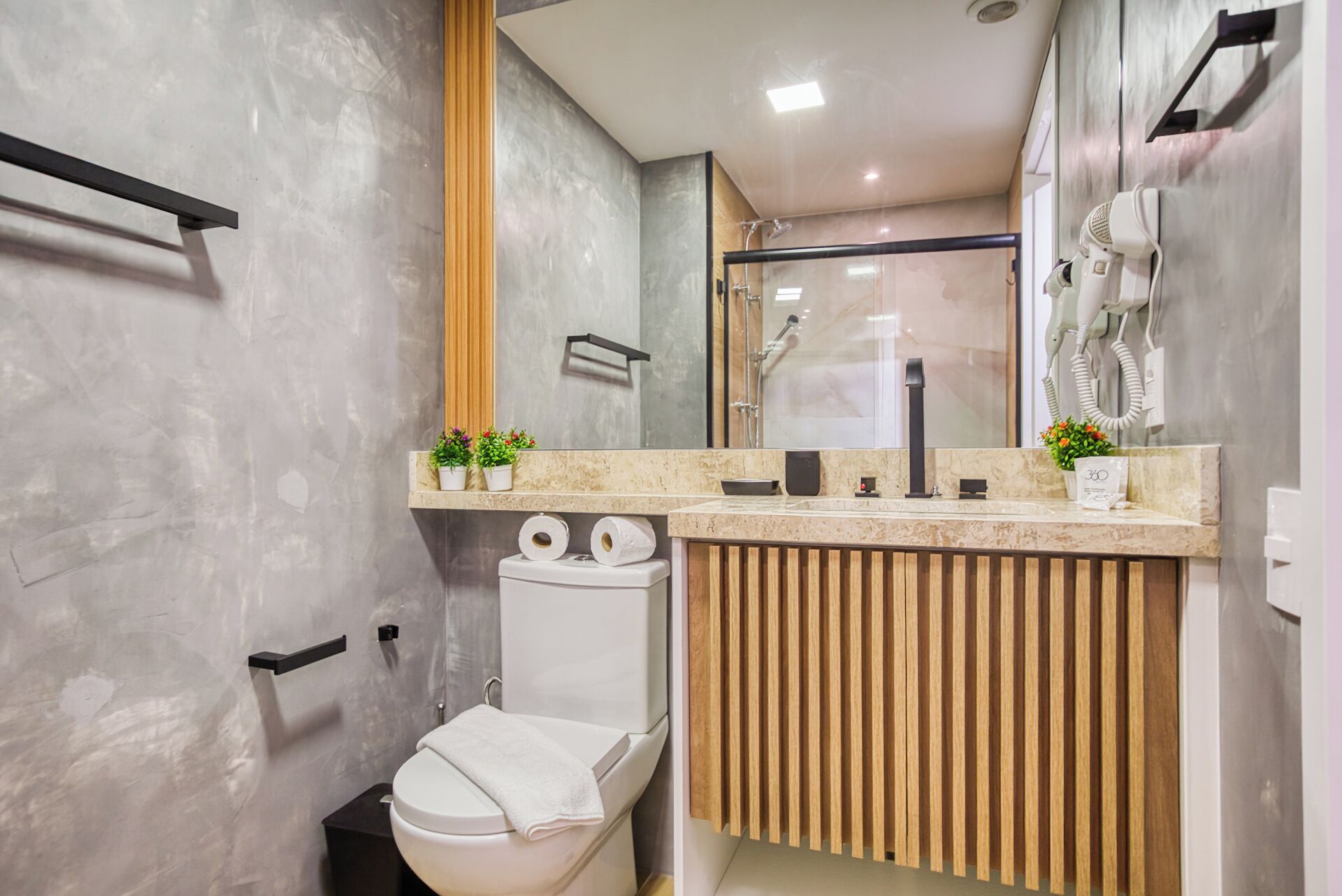 Standard Studio (618900) | Bathroom | Shower, free toiletries, hair dryer, towels