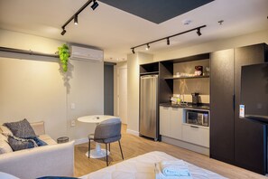 Studio – standard (619302) | Oppholdsområde | En 36-tommers TV med kabel-kanaler