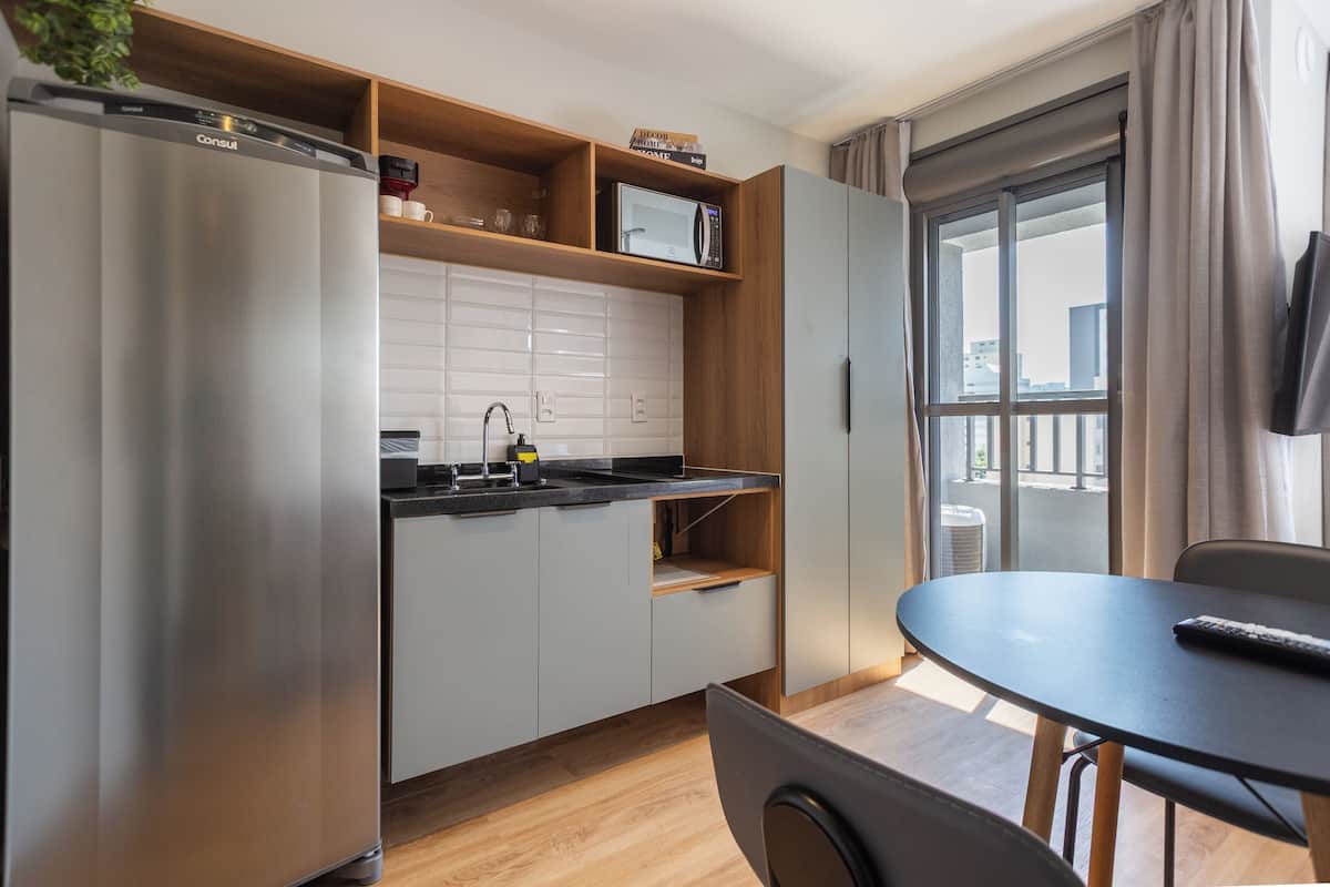Standard Studio (606290) | Private kitchen | Fridge, microwave, stovetop, cookware/dishes/utensils