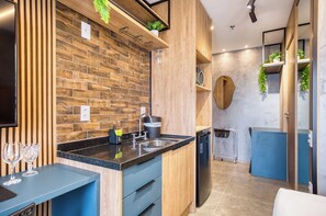 标准开间 (618900) | 私人厨房 | 冰箱、微波炉、炉灶、厨具/餐具