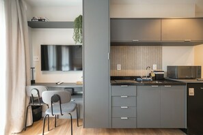 Standard Studio (600285) | Private kitchen | Fridge, microwave, stovetop, cookware/dishes/utensils - 360 Coraz Perdizes (Sao Paulo)