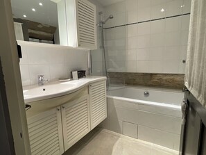 Hair dryer, towels, shampoo, toilet paper - Village house in the heart of Gordes with breathtaking views of the Luberon Park (Gordes)