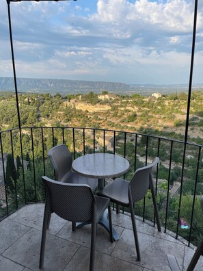 Outdoor dining - Village house in the heart of Gordes with breathtaking views of the Luberon Park (Gordes)