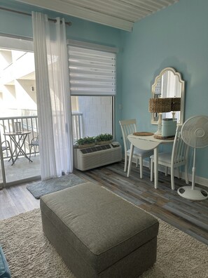 TV - Clean cozy condo across from beach-beautiful pool newly remodeled EARLY CHECK IN (Myrtle Beach)