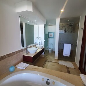 Haartrockner, Handtücher, Seife, Toilettenpapier