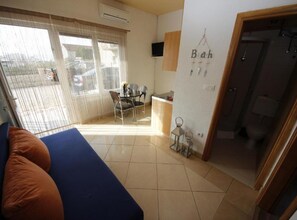 公寓 (One Bedroom Apartment 7) | 客厅 | 32-英寸纯平电视（配备有线频道）