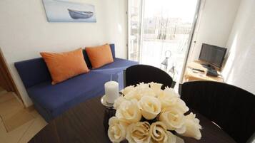 Appartement (One Bedroom Apartment 7) | Salle de séjour | Télévision à écran plat de 32 pouces avec chaînes par câble