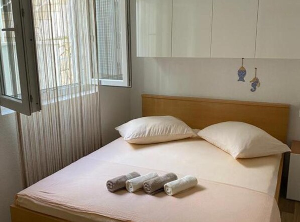 Apartment (One Bedroom Apartment 1) | 6 bedrooms, cots/infant beds - Apartments Katija (Baska Voda)