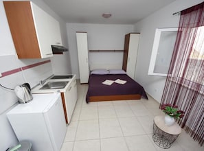 Studio (Studio Apartment) | Living room | 32-inch flat-screen TV with cable channels