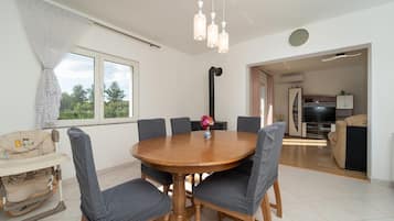 Leilighet (Three Bedroom with Balcony Sweet Apar) | Spisestue