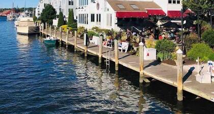 Charming Walk to downtown Mystic Awaits Your Stay