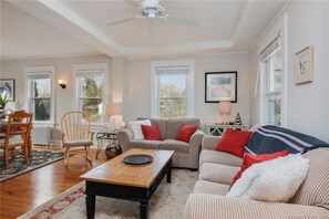 تلفزيون ذكي، مدفأة، شاشة كمبيوتر