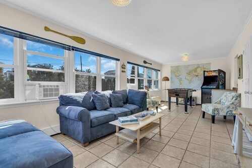 10Minutes walk to beach with Linens + Towels & Game Room