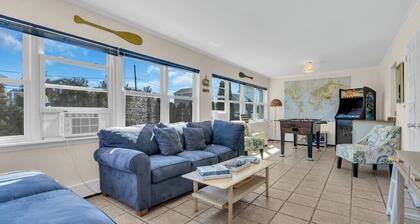 10Minutes walk to beach with Linens + Towels & Game Room