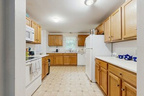 Kjøleskap, mikrobølgeovn, ovn og kokeplater