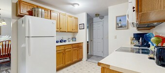 Charming Coastal Retreat with Comfortable Living Space and Washer/Dryer