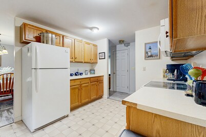 Charming Coastal Retreat with Comfortable Living Space and Washer/Dryer