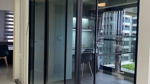 Een moderne kamer met een schuifglasdeur naar een balkon.