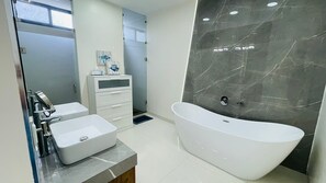 Shower, jetted bath, hair dryer, towels