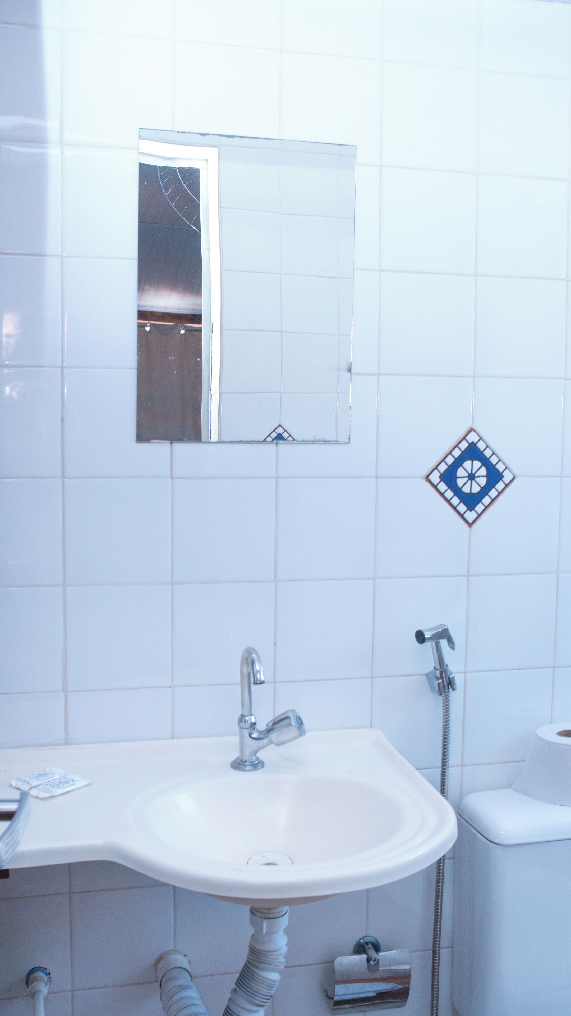 Secadora de cabello, toallas, jabón, papel de baño 