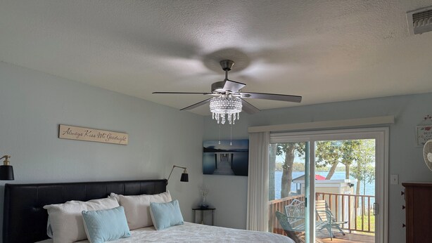 3 bedrooms, travel crib, WiFi, bed sheets - The lake house (Murchison)