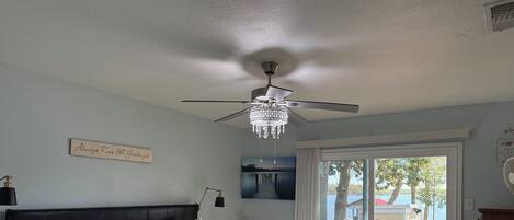 3 عدّة غرف نوم وسرير سفر وواي فاي وملاءات أسرّة